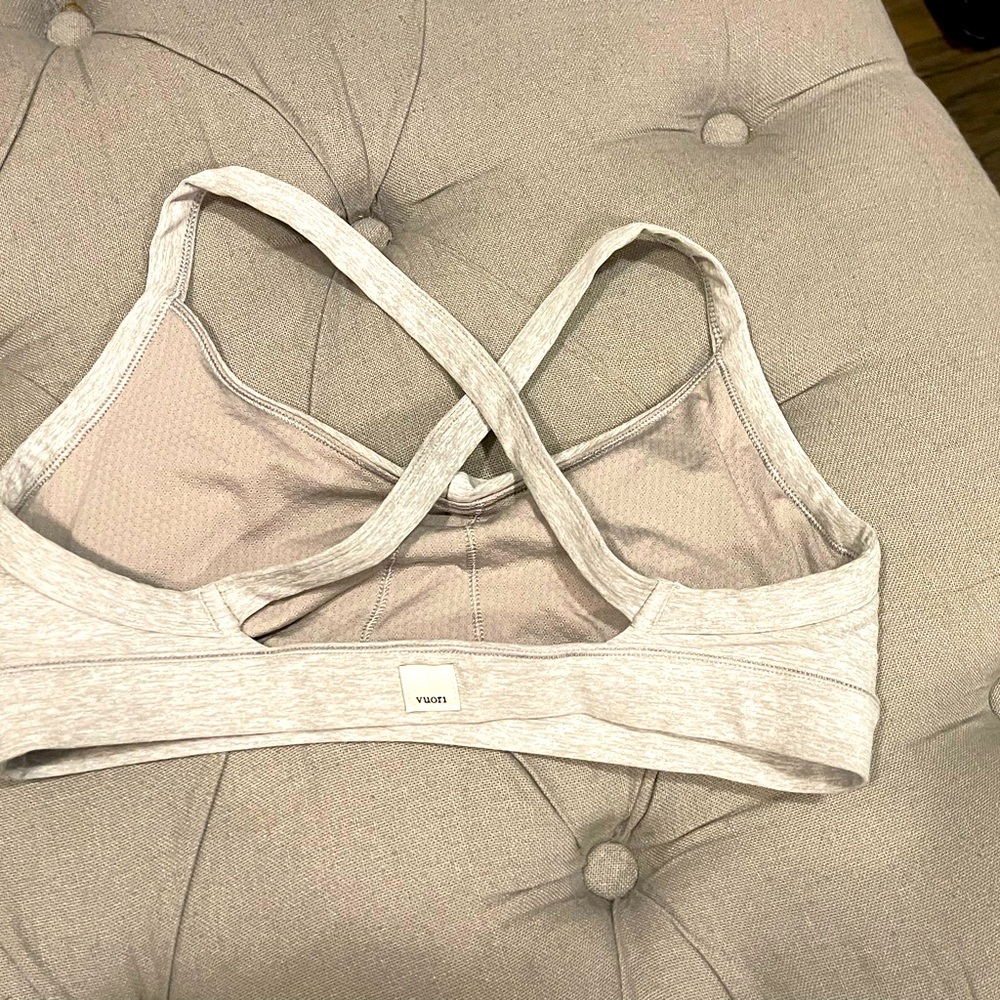 Vuori sports bra gray
